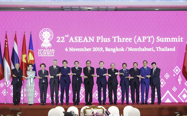 Thủ tướng Nguyễn Xuân Phúc và các trưởng đoàn dự Hội nghị Cấp cao ASEAN+3 lần thứ 22 chụp ảnh chung.