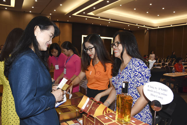 Khách hàng tham quan gian hàng của Công ty TNHH nuôi trồng nấm Hòa Long (TP. Bà Rịa) tại buổi họp mặt phụ nữ Đông Nam bộ.