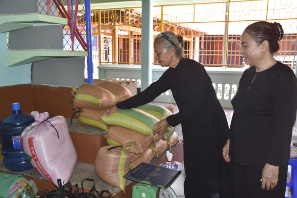 Các dì ở Nhà Lớn chuẩn bị gạo phát cho người dân nghèo xã Long Sơn.