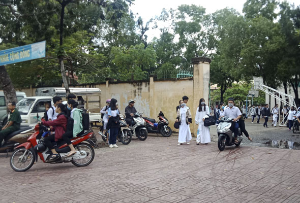 Nhiều em HS Trường THPT Nguyễn Huệ (phường Rạch Dừa, TP.Vũng Tàu) vẫn “vô tư”  điều khiển xe máy phân khối lớn đến trường.