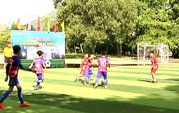 Trận giao hữu giữa 2 đội U11 Trường TH Kim Đồng và TH Hoàng Văn Thụ trên sân bóng của Trường TH Kim Đồng.