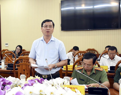 Ông Nguyễn Công Vinh, Giám đốc Sở KH-ĐT báo cáo tình hình phát triển kinh tế - xã hội 10 tháng năm 2019.