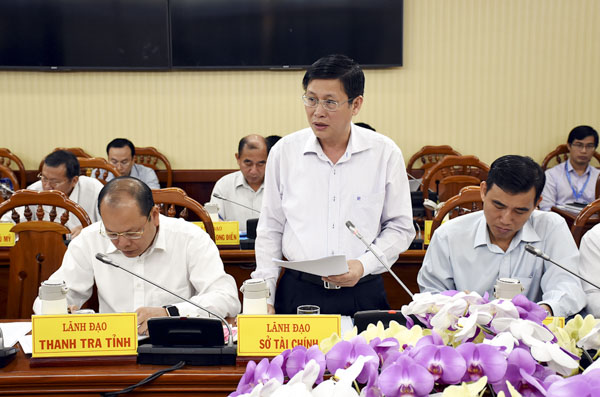: Ông Lê Ngọc Khánh, Giám đốc Sở Tài chính báo cáo về thu chi ngân sách 10 tháng năm 2019.
