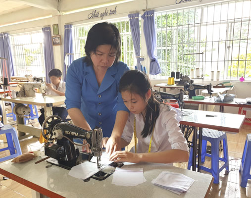 Lớp dạy nghề may tại Nhà xã hội Long Hải.