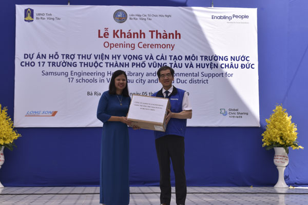 Ông Choi Eui Gyo, Giám đốc GCS tại Việt Nam tặng quà cho Trường THCS Bạch Đằng.