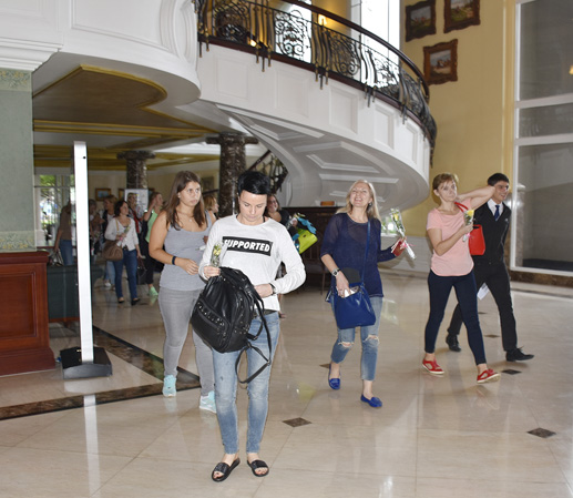 Một nhóm du khách nước ngoài đến Imperial Hotel Vũng Tàu.