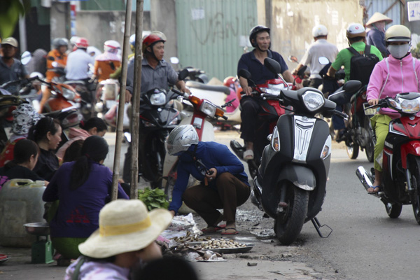 Tình trạng lấn chiếm vỉa hè để buôn bán trên đường Đô Lương (TP. Vũng Tàu). 
