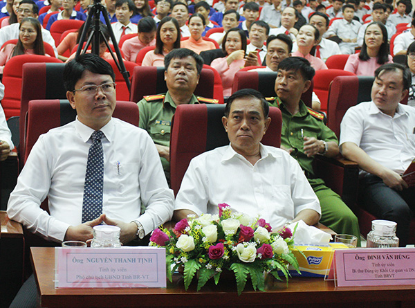 Ông Nguyễn Thanh Tịnh, Phó Chủ tịch UBND tỉnh (bên trái) và ông Đinh Văn Hùng, Bí thư Đảng ủy Khối Cơ quan và DN tỉnh  tham dự Lễ khai giảng.