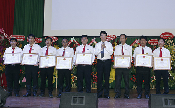 Ông Nguyễn Thanh Tịnh, Phó Chủ tịch UBND tỉnh tặng Bằng khen cho các cá nhân, tập thể.
