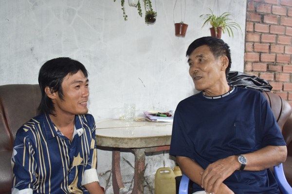 Dù được hỗ trợ kinh phí nhưng gia đình ông Nguyễn Văn Sang (bìa trái, KP 6, phường Rạch Dừa, TP. Vũng Tàu) không có đất để xây nhà. 