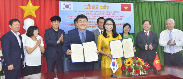Đại diện chính quyền huyện Xuyên Mộc và huyện Jangsu cùng chúc mừng Bản ghi nhớ đã được ký kết.