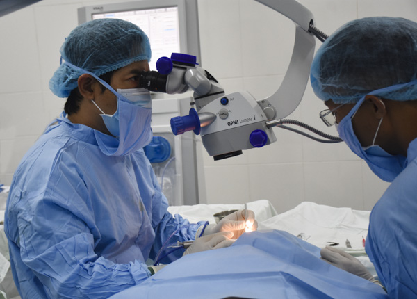 Bác sĩ Bệnh viện Mắt thực hiện kỹ thuật tiêm nội nhãn cho bệnh nhân tại bệnh viện.