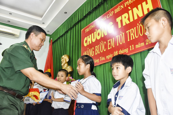 Đại tá Nguyễn Xuân Toàn, Chính ủy Trường Trung cấp Biên phòng 2 trao học bổng cho các em học sinh.