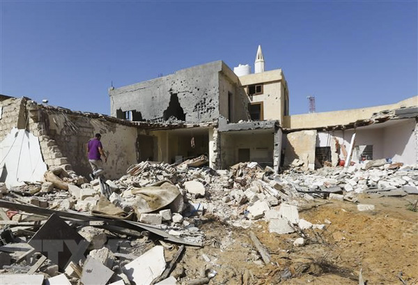 Hiện trường một vụ không kích tại khu vực ngoại ô Tripoli, Libya, ngày 14/10/2019. (Nguồn: AFP)