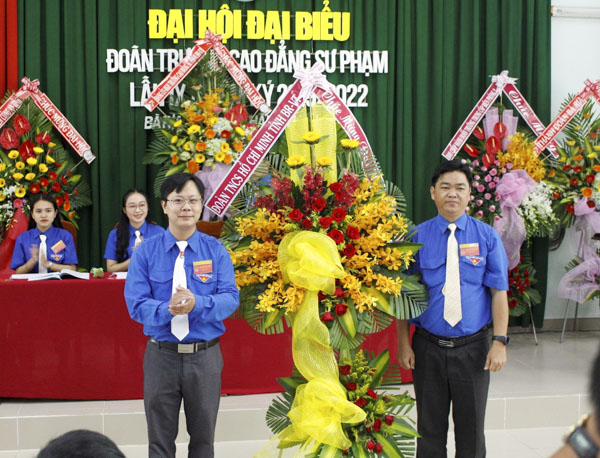 Anh Lê Văn Minh (bên phải), Bí thư Tỉnh Đoàn tặng hoa chúc mừng Đại hội.