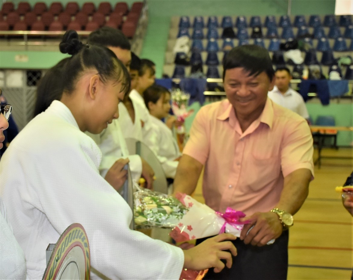 Ông Đặng Văn Cường, Giám đốc Trung tâm Huấn luyện và Thi đấu TDTT tỉnh tặng hoa cho các đội tham dự giải.