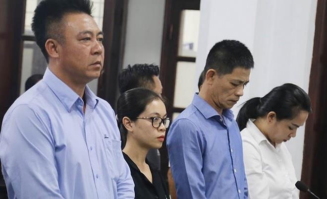 Bị cáo Đinh Tiến Sử (ngoài cùng) tại phiên xử hình sự sơ thẩm cuối tháng 9-2019 trong vụ án chứa mại dâm.