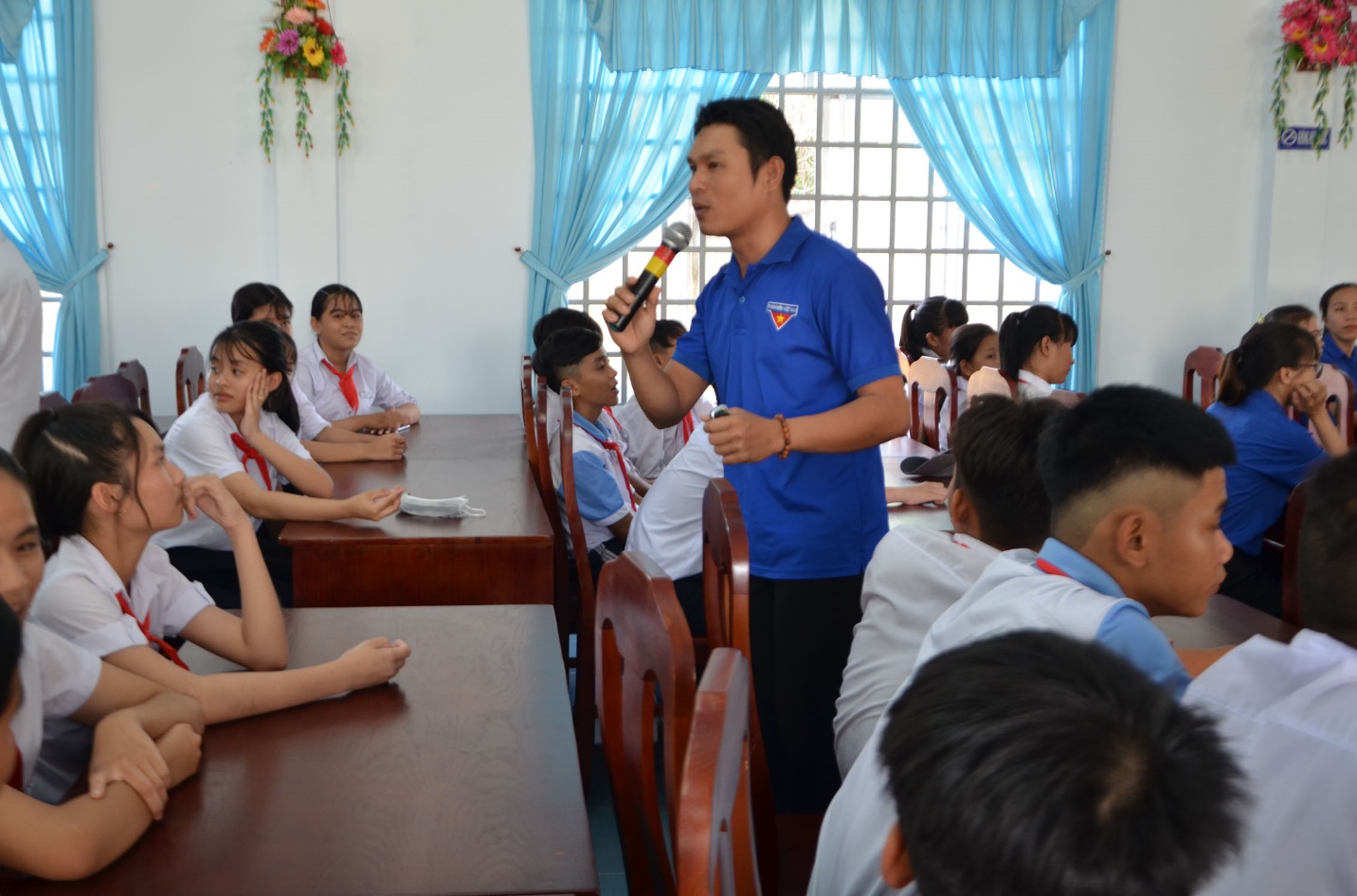 Anh Lê Minh Quan, Bí thư Huyện Đoàn Đất Đỏ đưa ra những tình huống để cùng các thanh thiếu niên phân tích, xử lý tại Ngày hội Pháp luật.
