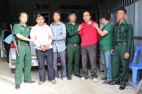 Đối tượng Thào A Bình (áo đỏ) và đối tượng Thào A Chứ ( thứ 2 từ trái sang) bị lực lượng chức năng bắt giữ.