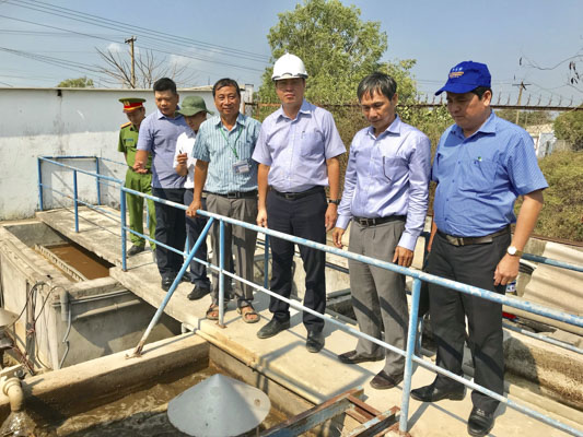 Đoàn lãnh đạo tỉnh kiểm tra hệ thống xử lý ô nhiễm tại nhà máy chế biến bột cá Nghê Huỳnh khi ứng dụng công nghệ của Nhật. Ảnh: QUANG VŨ