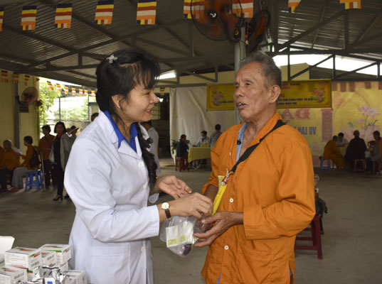 Dược sĩ Nguyễn Thị Xuân Hiền phát thuốc và hướng dẫn sử dụng cho người dân.