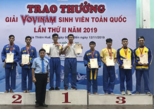 Ban Tổ chức trao HCV cho SV Nguyễn Ngọc Kha (bên trái) ở nội dung Song luyện và SV Nguyễn Hoàng Duy (bên phải) ở nội dung Ngũ môn quyền trong ngày 10/11.
