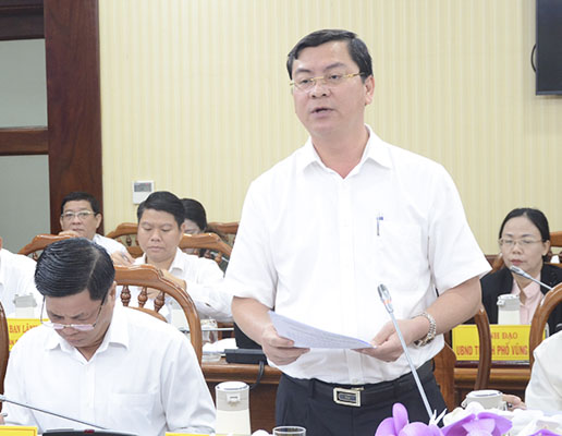 Ông Nguyễn Công Vinh, Giám đốc Sở KH-ĐT trình bày Dự thảo Báo cáo đánh giá kết quả thực hiện chỉ tiêu, nhiệm vụ phát triển kinh tế-xã hội, an ninh-quốc phòng năm 2019 và phương hướng, nhiệm vụ năm 2020.