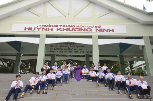 Cô và trò Trường THCS Huỳnh Khương Ninh, TP.Vũng Tàu.