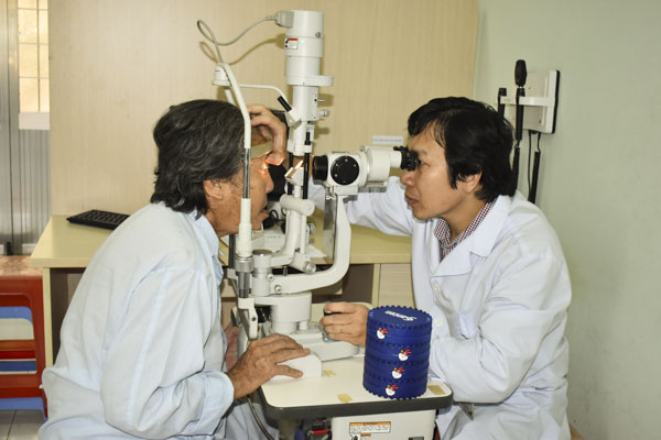 Bác sĩ Hà Thanh Nhân, Trưởng khoa điều trị bán phần trước, Bệnh viện Mắt tỉnh khám mắt  cho bệnh nhân nghèo.