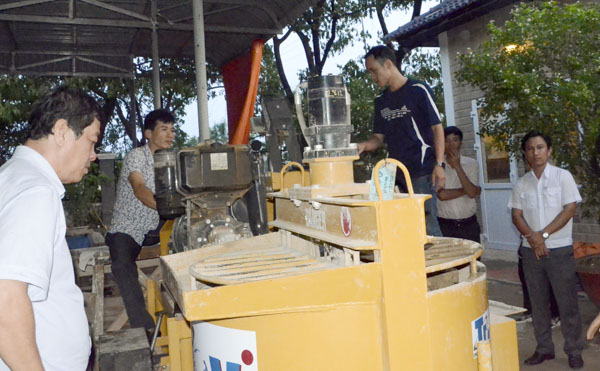 Công ty TNHH Quốc tế Troy chuyển giao công nghệ ổn định đất RoadPacker để sản xuất gạch nén không nung, ứng dụng công nghệ khóa chặt của Mỹ trong xây dựng thi công nhà ở tại Việt Nam.