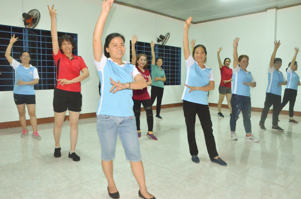 Hội viên Hội LHPN phường Phước Nguyên, TP. Bà Rịa tập khiêu vũ tại Trung tâm VH-TT-TT - Học tập cộng đồng phường.