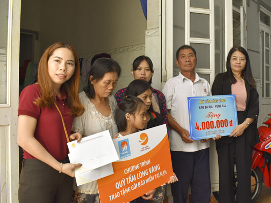Đại diện Báo BR-VT và Công ty CP Bảo hiểm Hùng Vương Chi nhánh BR-VT trao tiền hỗ trợ và gói bảo hiểm tai nạn học sinh cho gia đình anh Võ Phát Giàu.