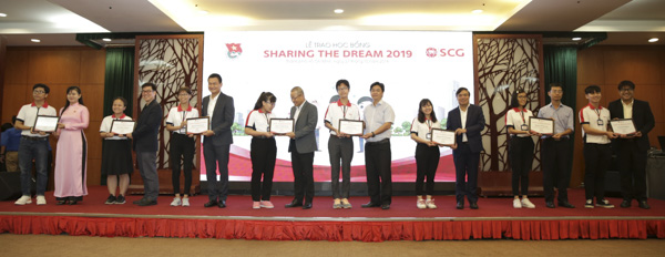 Tấn Hoàng (góc phải) trong Lễ trao học bổng SCG Sharing The Dream 2019.