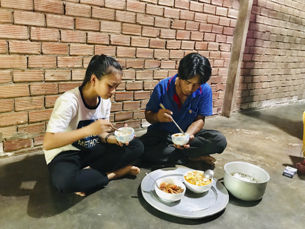 Hai cha con ông Tuấn với bữa cơm đạm bạc mỗi ngày.