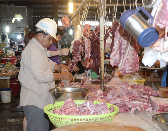 Người dân mua thịt heo tại chợ Vũng Tàu.