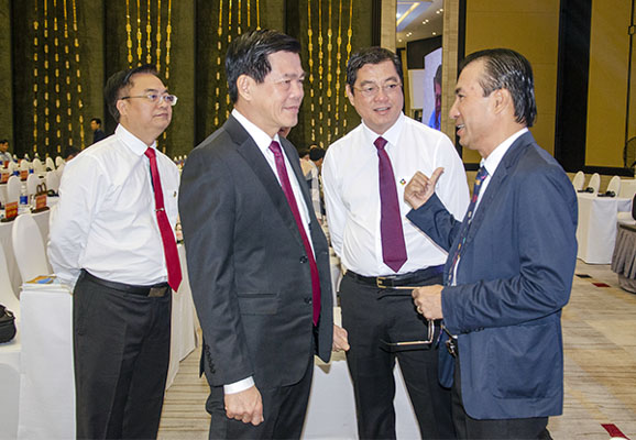 ông Nguyễn Hồng Lĩnh, Ủy viên Trung ương Đảng, Bí thư Tỉnh ủy, Chủ tịch HĐND tỉnh và các đại biểu trao đổi bên lề hội nghị.