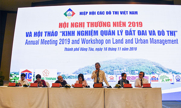 Ông Nguyễn Lâp, Chủ tịch UBND TP.Vũng Tàu điều hành Hội thảo “Kinh nghiệm quản lý đất đai và đô thị”.