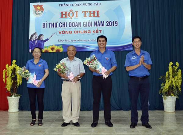 Anh Nguyễn Nhật Minh, Phó Bí thư Thành Đoàn Vũng Tàu (bìa phải) tặng hoa Ban Giám khảo Hội thi.