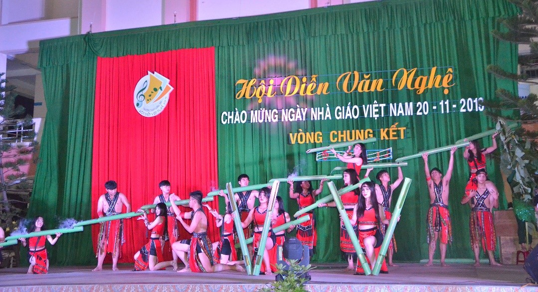 HS lớp 12A7 biểu diễn tiết mục văn nghệ “Dòng chảy Myang-Yang” tại đêm chung kết. 