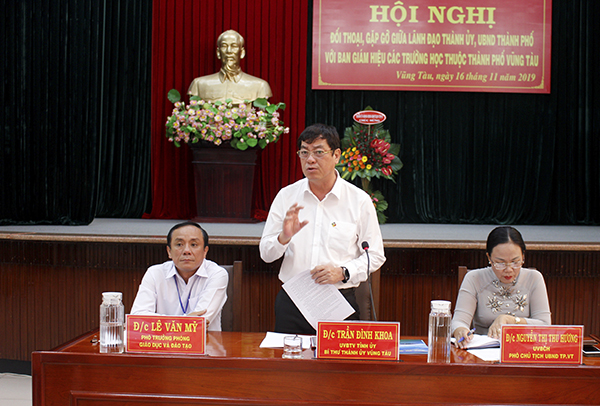 Ông Trần Đình Khoa, Ủy viên Ban Thường vụ Tỉnh ủy, Bí thư Thành ủy Vũng Tàu phát biểu tại hội nghị.