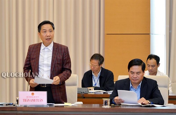Thứ trưởng Bộ Nội vụ Trần Anh Tuấn trình bày Tờ trình của Chính phủ