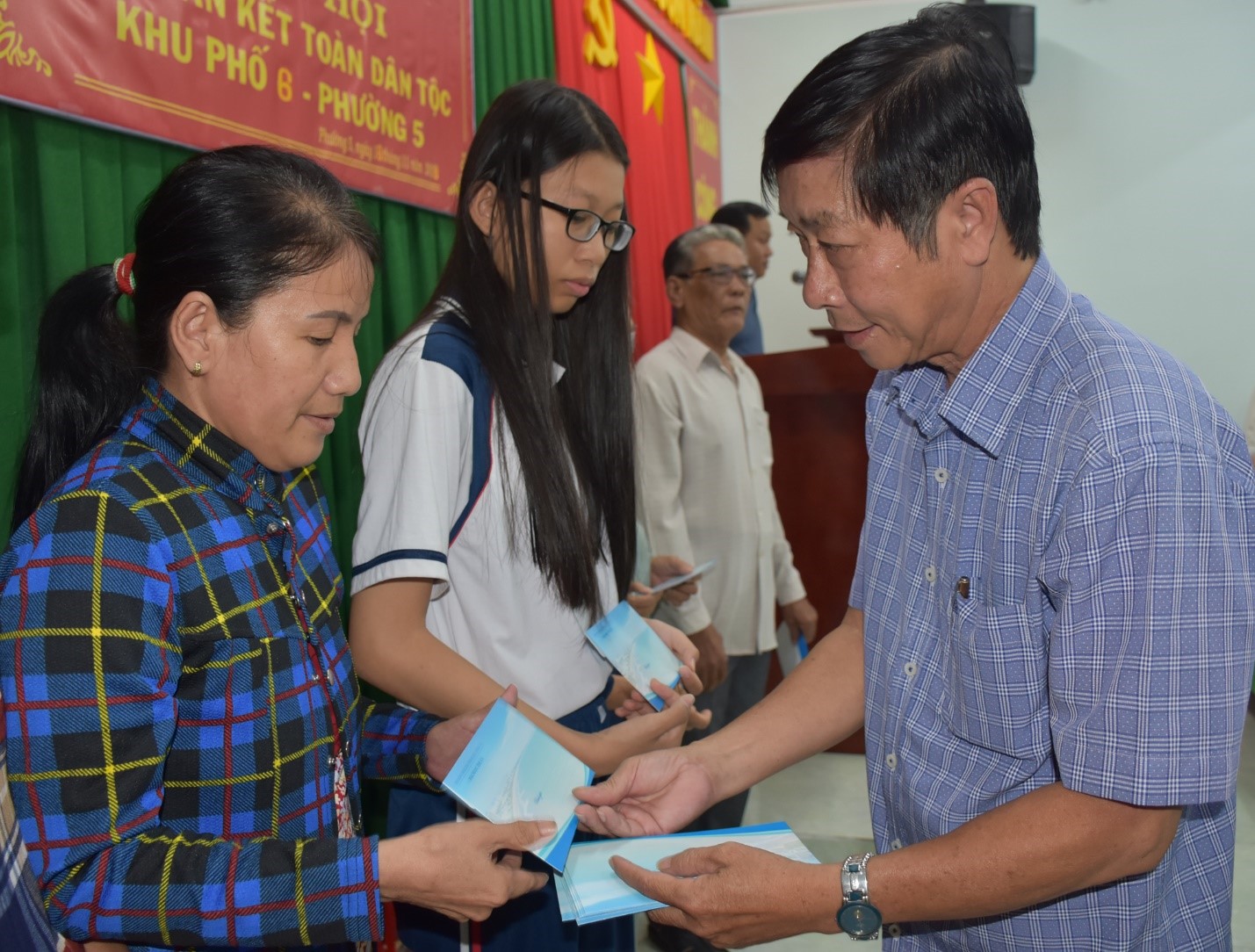 Ông Lê Văn Sang, Bí thư Đảng ủy phường 5, TP.Vũng Tàu trao tặng quà cho các hộ gia đình khó khăn trên địa bàn khu phố 6. Ảnh: TUYẾT MAI