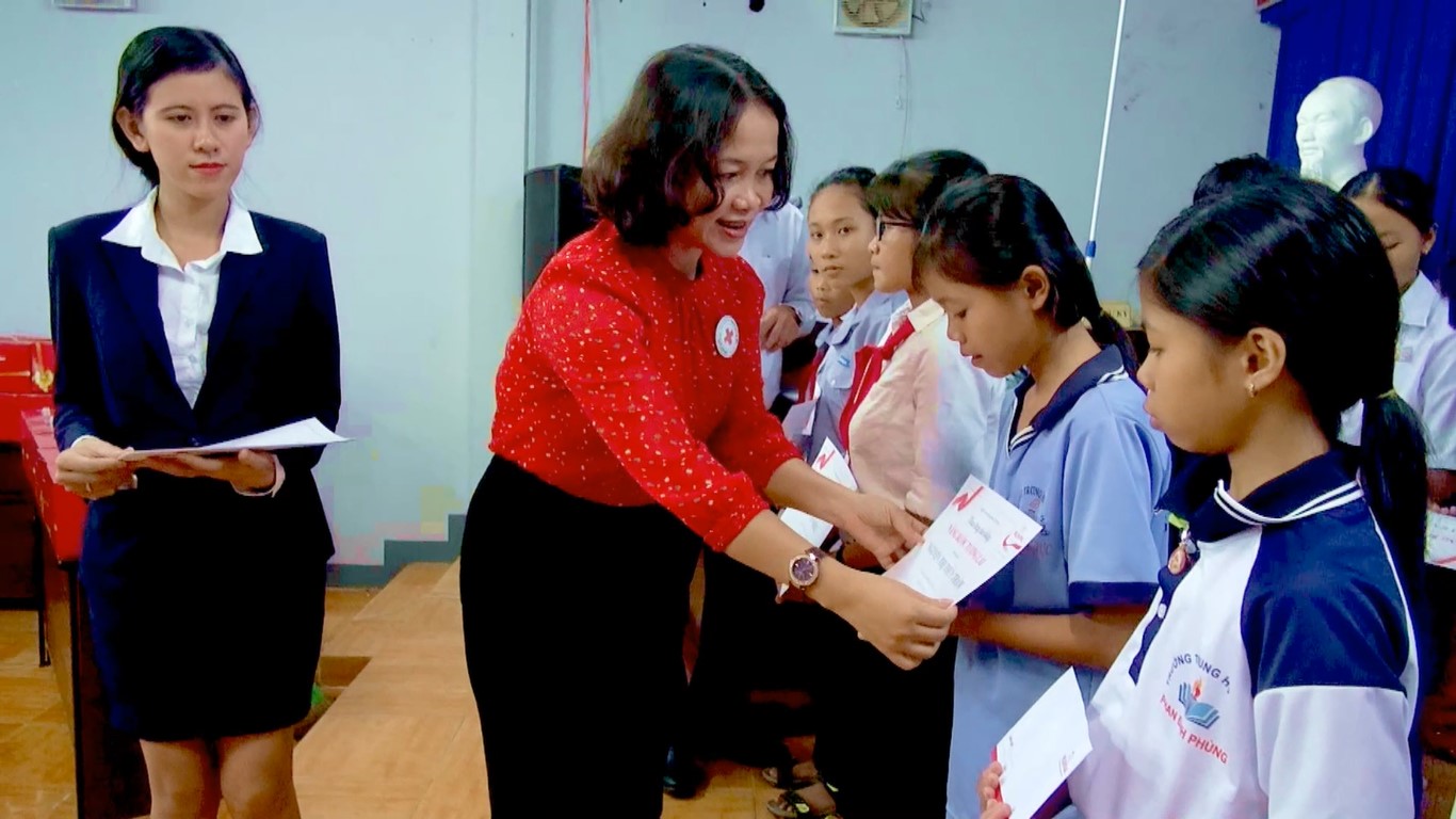 Bà Hà Thị Việt Bắc, Phó Chủ tịch Hội CTĐ tỉnh trao tặng học bổng cho HS nghèo vượt khó trên địa bàn huyện Châu Đức.