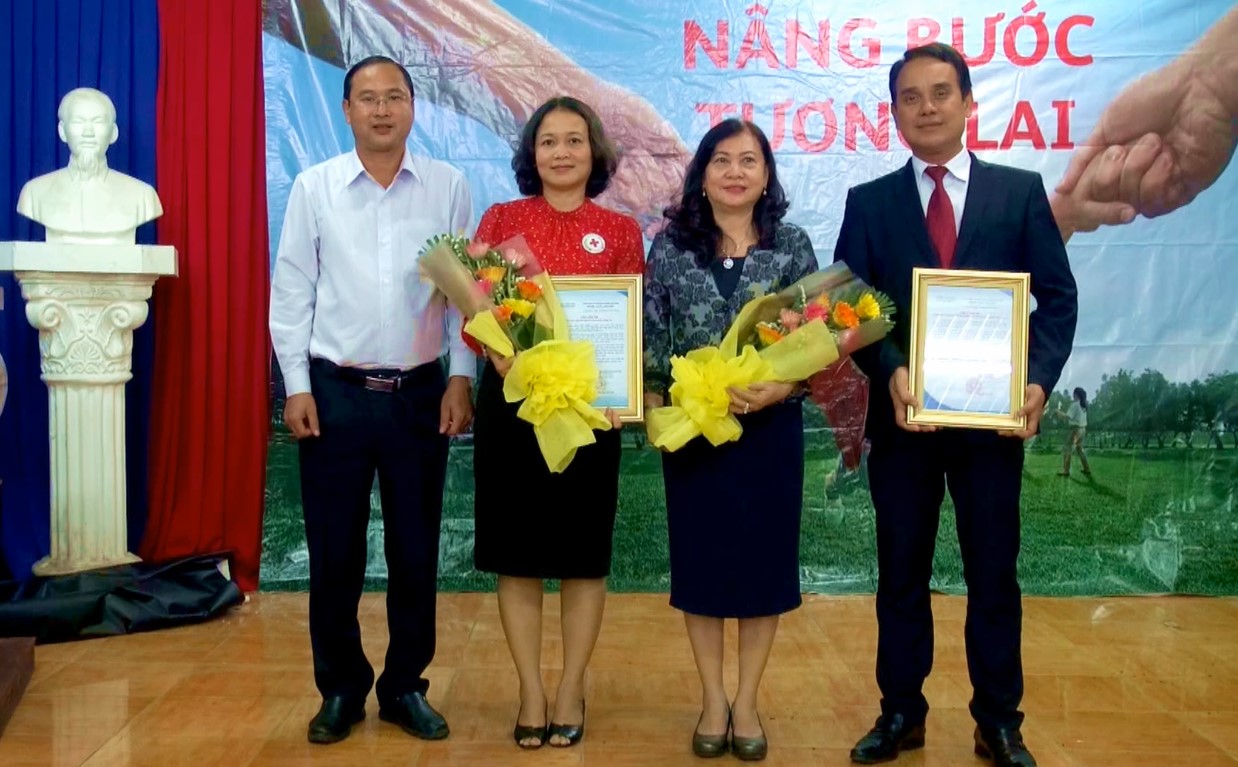Ông Nguyễn Tấn Bản (bìa trái), Phó Chủ tịch UBND huyện Châu Đức trao thư cảm ơn cho Hội CTĐ tỉnh, đại diện Prudental Việt Nam và tại tỉnh BR-VT.