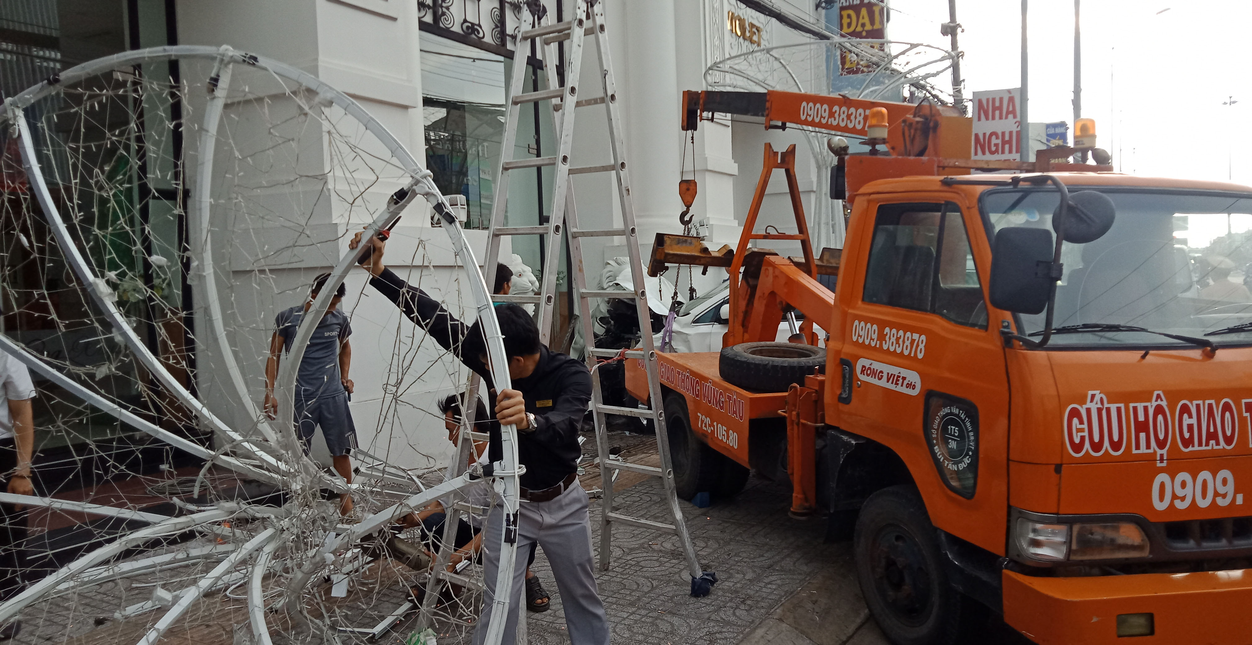Một cột đèn trang trí nhà hàng Đông Xuyên bị tông sập.