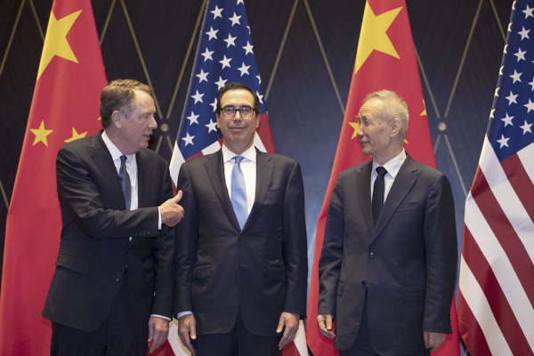 Từ trái sang: Đại diện Thương Mại Mỹ Robert Lighthizer, Bộ trưởng Tài chính Mỹ Steven Mnuchin và Phó Thủ tướng Trung Quốc Lưu Hạc tại vòng đàm phán thương mại ở Thượng Hải, Trung Quốc ngày 31/7/2019.