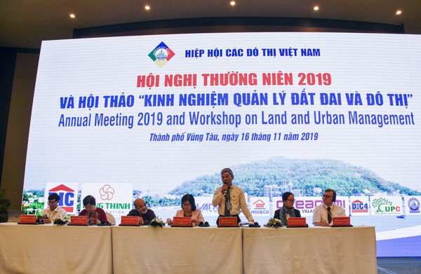 Ông Nguyễn Lập, Chủ tịch UBND TP.Vũng Tàu điều hành hội thảo.