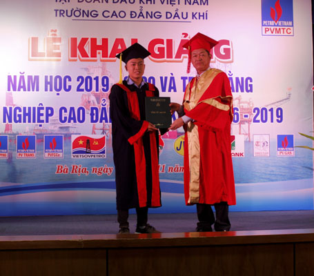 Ông Vũ Duy Hảo, Hiệu trưởng Trường CĐ Dầu khí trao bằng tốt nghiệp CĐ cho SV niên khóa 2016-2019.