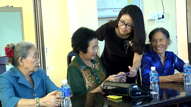 Bà Lê Thị Trang Đài, Chủ tịch UBND huyện Xuyên Mộc thăm, tặng quà cựu giáo chức xã Xuyên Mộc. Ảnh: NGUYỄN THẮNG