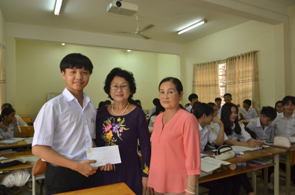 Cô Nguyễn Thị Ngọc Phương thăm, tặng quà động viên em Nguyễn Đăng Khoa.